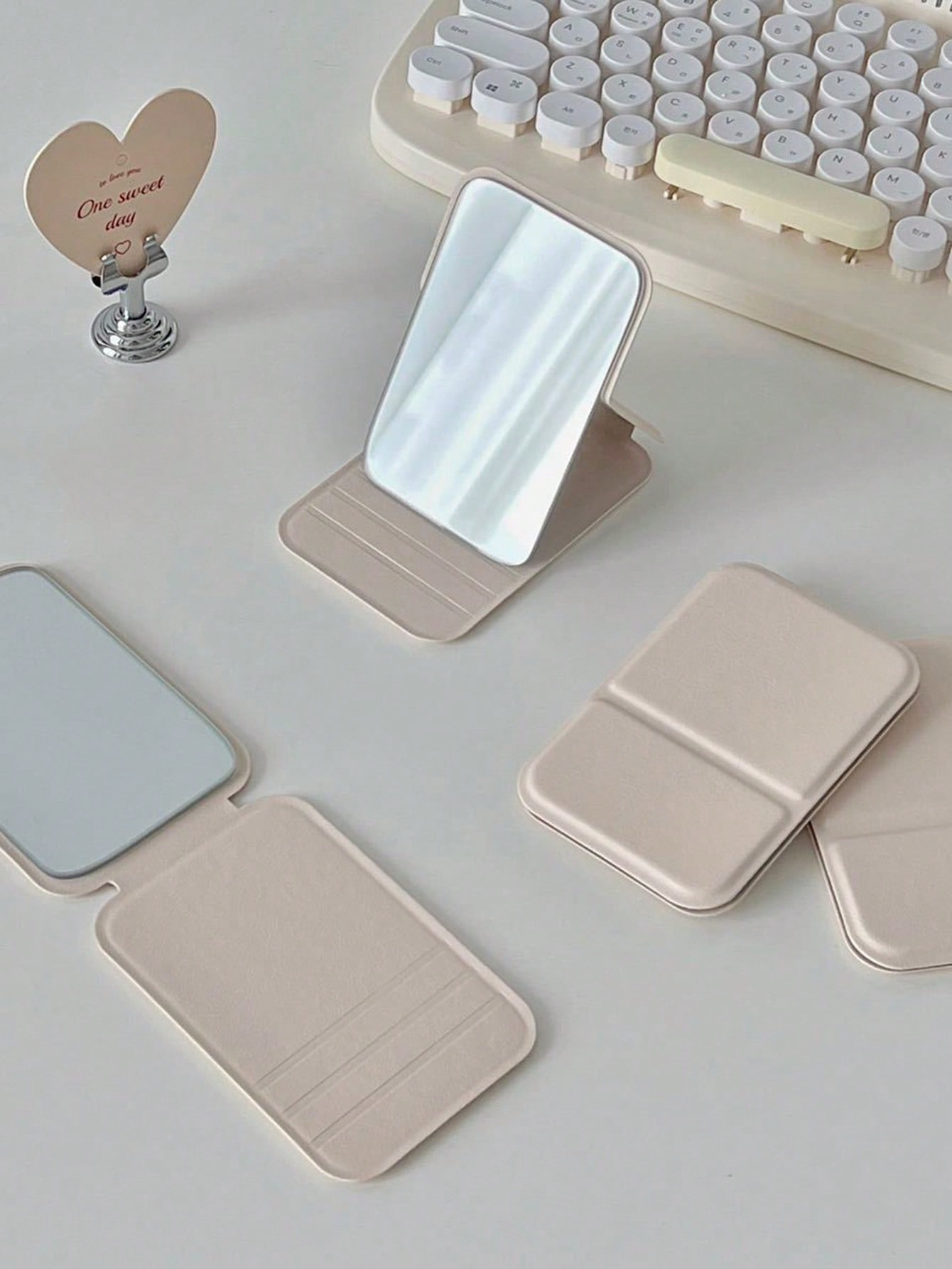 Portable Folding Mini Makeup M - огляд і ціна Beauty & Makeup Katia Di Paola